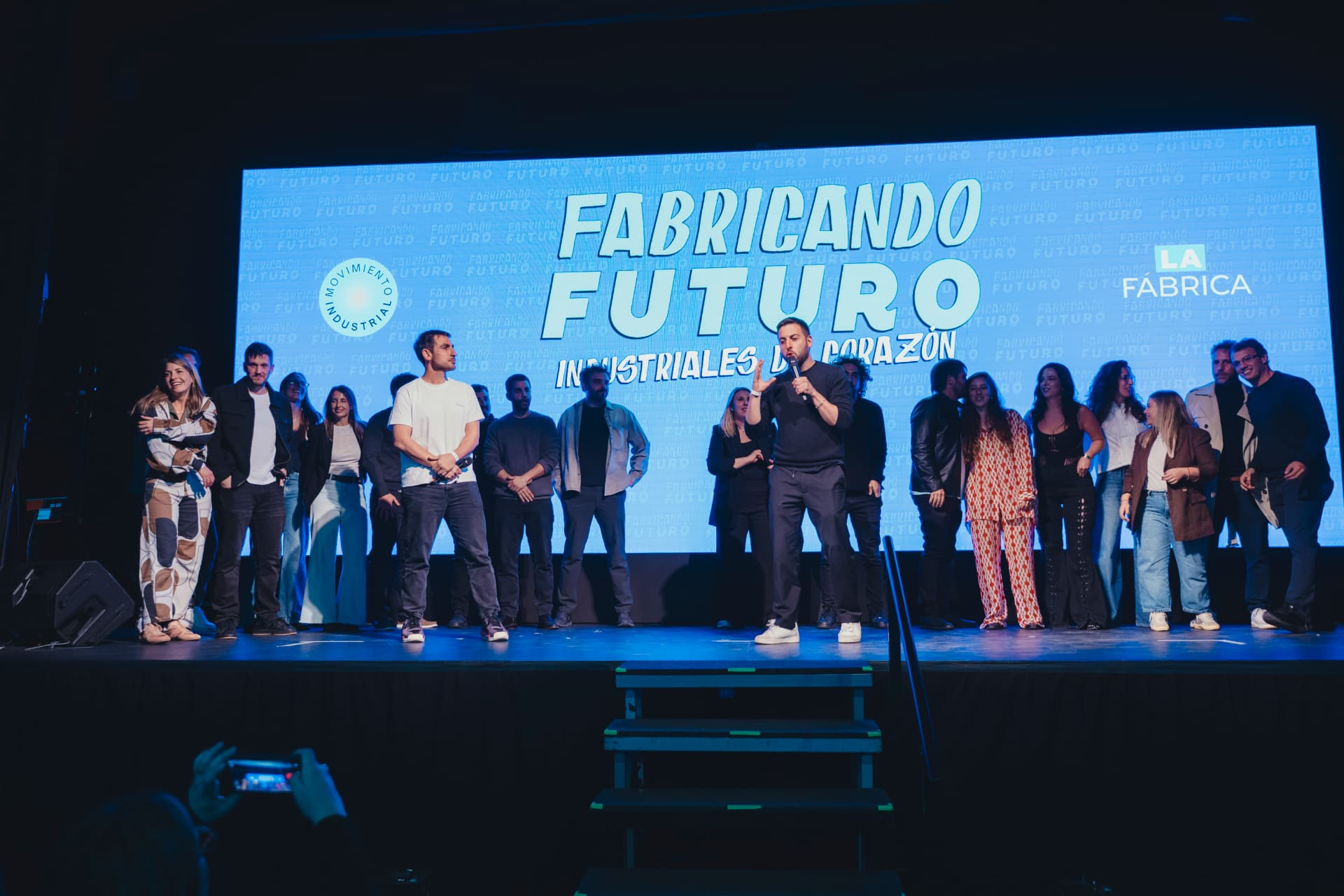 Cierre de Fabricando Futuro con todo el equipo en el escenario